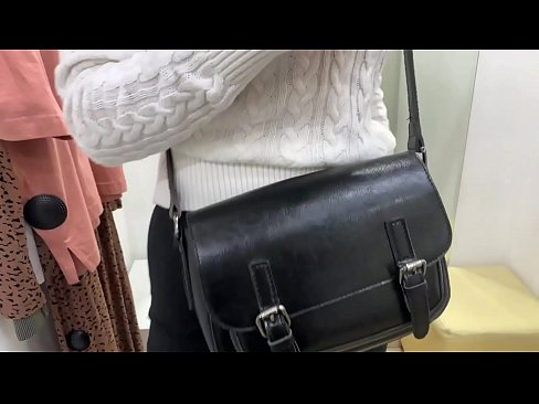 ❤️ Masturbasyona giştî ya keçika ciwan FeralBerry bi dilopek li jûreya fitarê ☑ Vîdyoyê seksî li me ku.robosexshop.ru ❌️❤