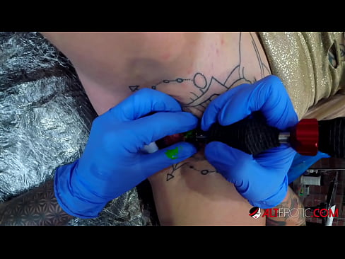 ❤️ Keçika pir tattookirî Sully Savage tattooek li ser klîtorê xwe kir. ☑ Vîdyoyê seksî li me ku.robosexshop.ru ❌️❤